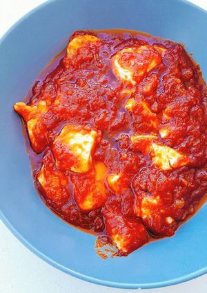 Una foto de Queso frito con tomate 🧀🍅