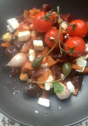 Une photo de Salade🥬cuite au four betterave 🌶️patate douce 🍠