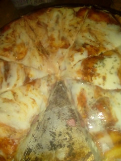 Una foto de Pizza rellena con salchichas