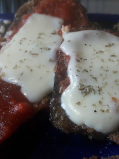 Una foto de Milanesas de berenjena a la napolitana. (son la gloria!)