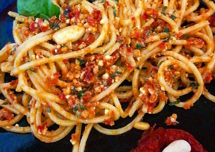 How to Prepare Fatto in casa Spaghetti al pesto trapanese o siciliano 😋