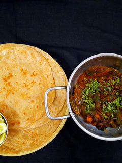 भेंडी मसाला (bhendi masala recipe in marathi) रेसिपी चे मुख्य फोटो