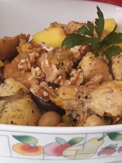 Una foto de Pollo con setas y nueces