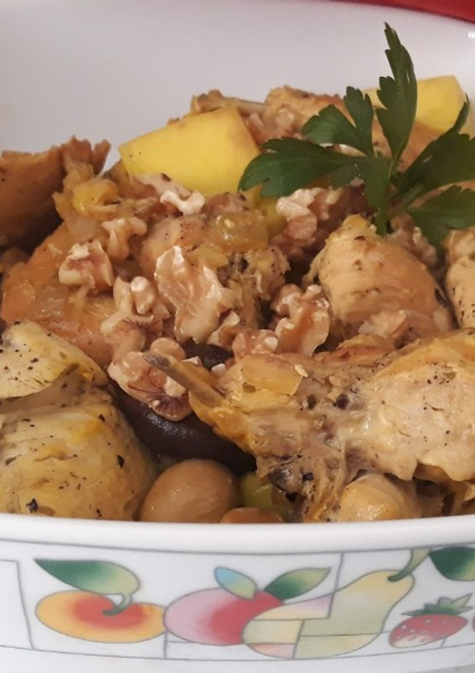 Una foto de Pollo con setas y nueces