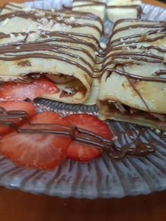 صورة لوصفة طريقة بسيطة لعمل الكريب مع الشوكولاتة بالموز والفراولة 😍😍