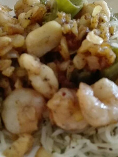 Una foto de Fideos de arroz con gambas