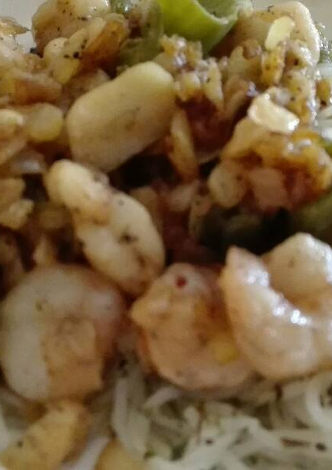 Una foto de Fideos de arroz con gambas