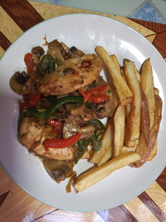 Una foto de Pollo con verduras y papas rústicas