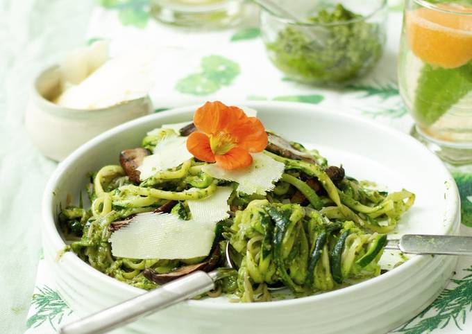 Zoodles mit Pesto