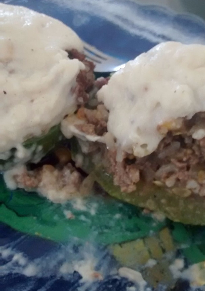 Una foto de Zapallitos rellenos con salsa blanca