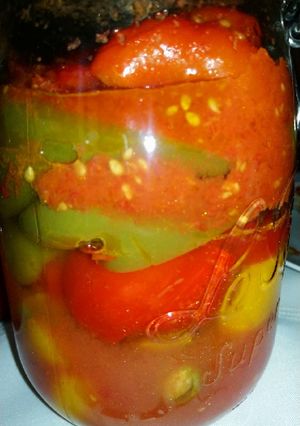 Une photo de Les poivrons dans du jus de tomates pour l'hiver
