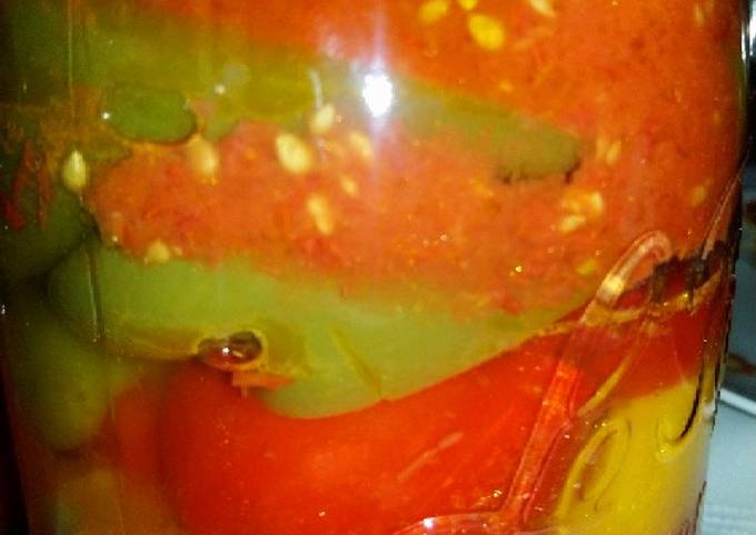 Les poivrons dans du jus de tomates pour l'hiver