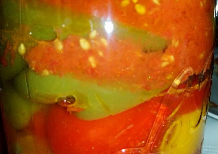 Les poivrons dans du jus de tomates pour l'hiver