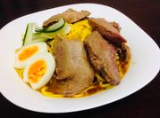 Una foto de ramen con salsa de soja
