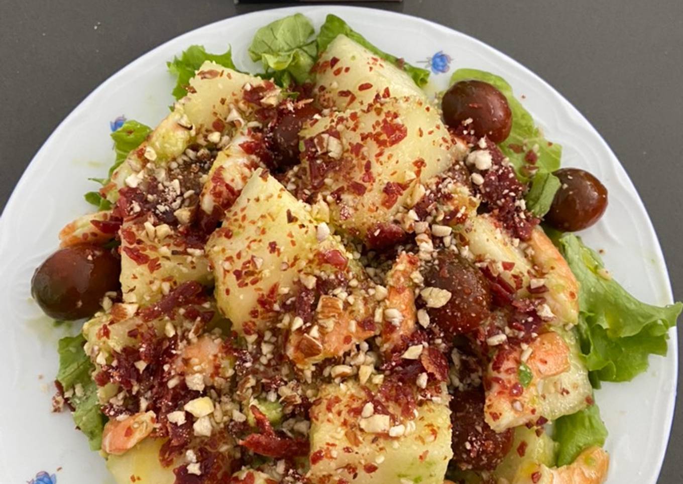 Ensalada de melón, langostinos y frutos secos con crujiente de jamón ibérico