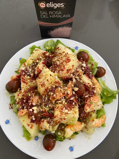 Una foto de Ensalada de melón, langostinos y frutos secos con crujiente de jamón ibérico