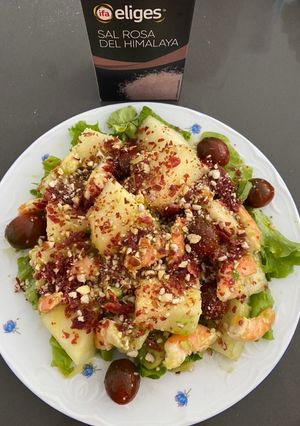 Una foto de Ensalada de melón, langostinos y frutos secos con crujiente de jamón ibérico
