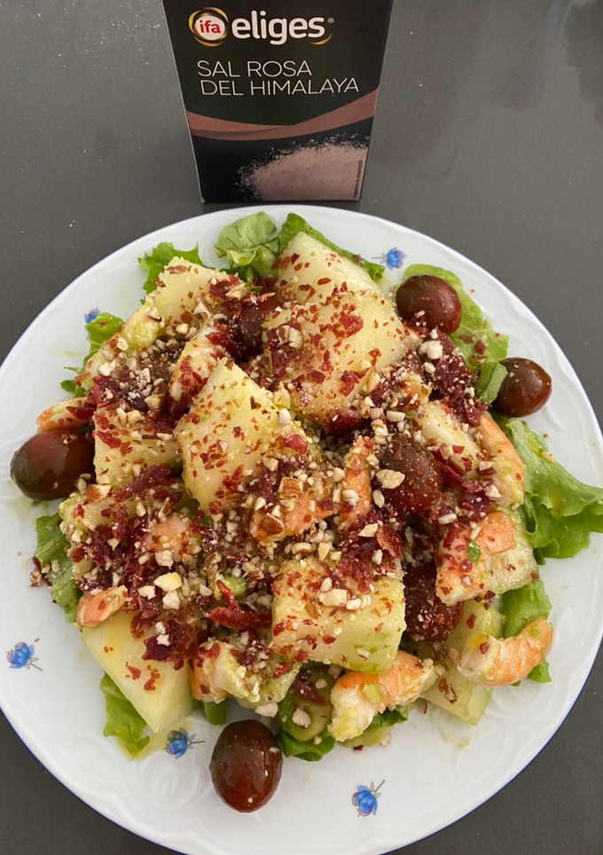 Una foto de Ensalada de melón, langostinos y frutos secos con crujiente de jamón ibérico