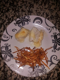 Una foto de Bacalao al horno con ali oli y patatas paja