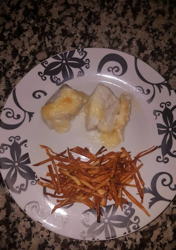 Una foto de Bacalao al horno con ali oli y patatas paja