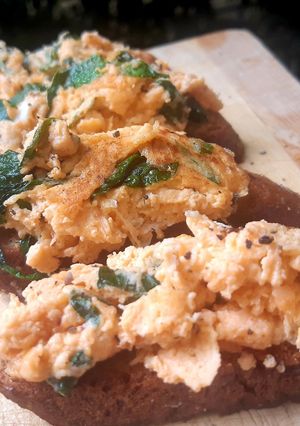 รูปของ ไข่คนใบอ่อมแซ่บ Chinese Violets Scrambled eggs on Toast