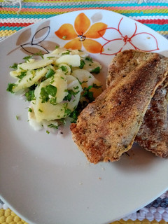 Una foto de Mila de berenjena al horno y ensalada de papa y verdeos