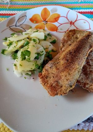 Una foto de Mila de berenjena al horno y ensalada de papa y verdeos