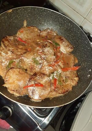Una foto de Mulipollo en salsa de verduras