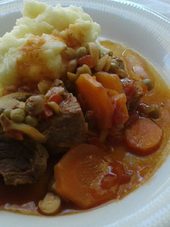 Una foto de Carne a la cacerola con puré de papas
