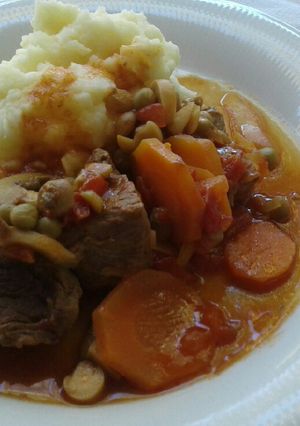 Una foto de Carne a la cacerola con puré de papas