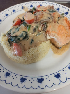 Una foto de Salmón con espinacas y coco