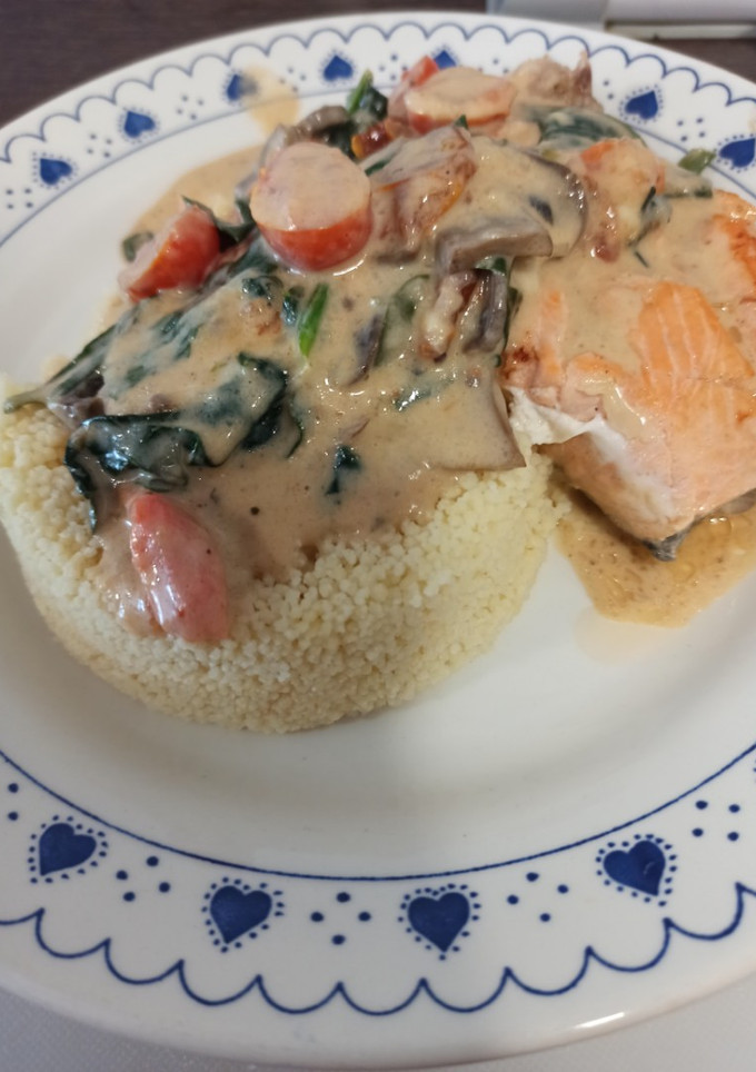 Una foto de Salmón con espinacas y coco
