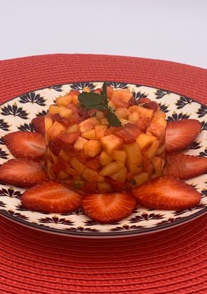 Une photo de Tartare de fraises, pêches et nectarines