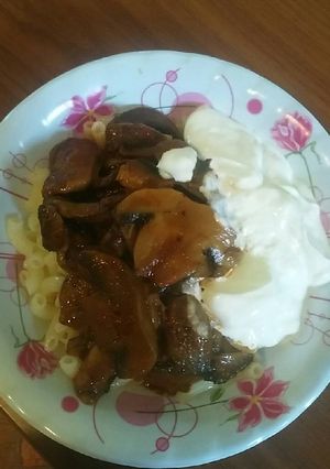 Gombapörkölt tésztával és tejföllel recept fotója