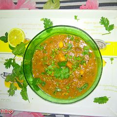 A picture of Jackfruit seeds and peas in yellow gravy.