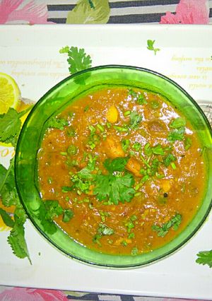 A picture of Jackfruit seeds and peas in yellow gravy.