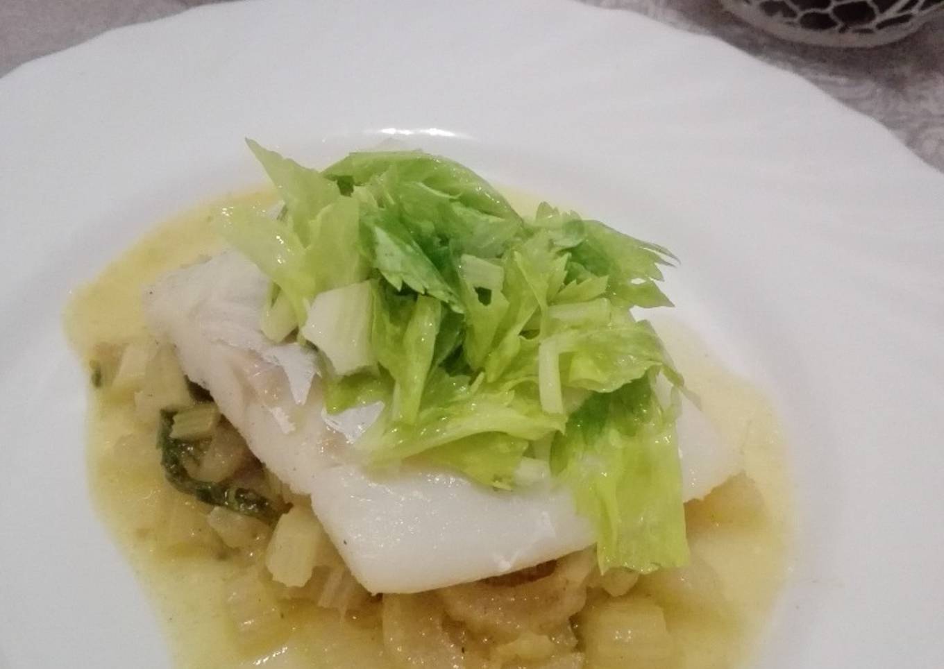 Bacalao a baja temperatura sobre salteado de apio a la lima