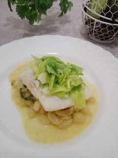 Una foto de Bacalao a baja temperatura sobre salteado de apio a la lima