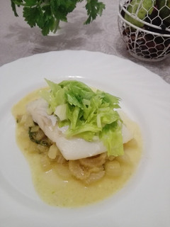 Una foto de Bacalao a baja temperatura sobre salteado de apio a la lima