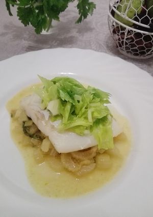 Una foto de Bacalao a baja temperatura sobre salteado de apio a la lima