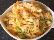 Una foto de ensalada de repollo coleslaw