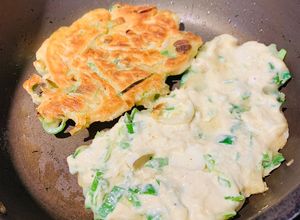 Hình của món Bánh hành boa rô chiên thuần chay siêu dễ (Easy vegan leek pancake).