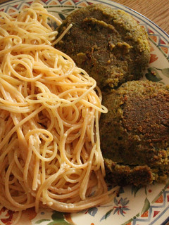 Una foto de Hamburguesas falsas de garbanzos y spaguettis con mayonesa de ajo
