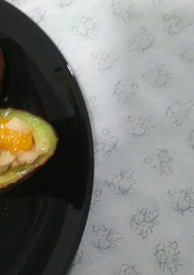 Una foto de Aguacate con huevos de codorniz y salchichas