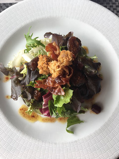 Una foto de Ensalada de brotes 🌱 verdes con crujiente de foie 😋