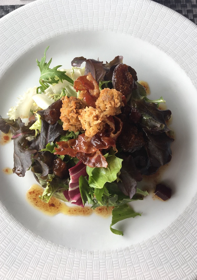 Una foto de Ensalada de brotes 🌱 verdes con crujiente de foie 😋