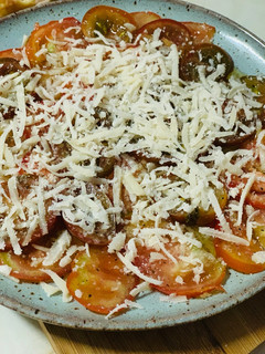 Una foto de Carpaccio de tomates variados y parmesano