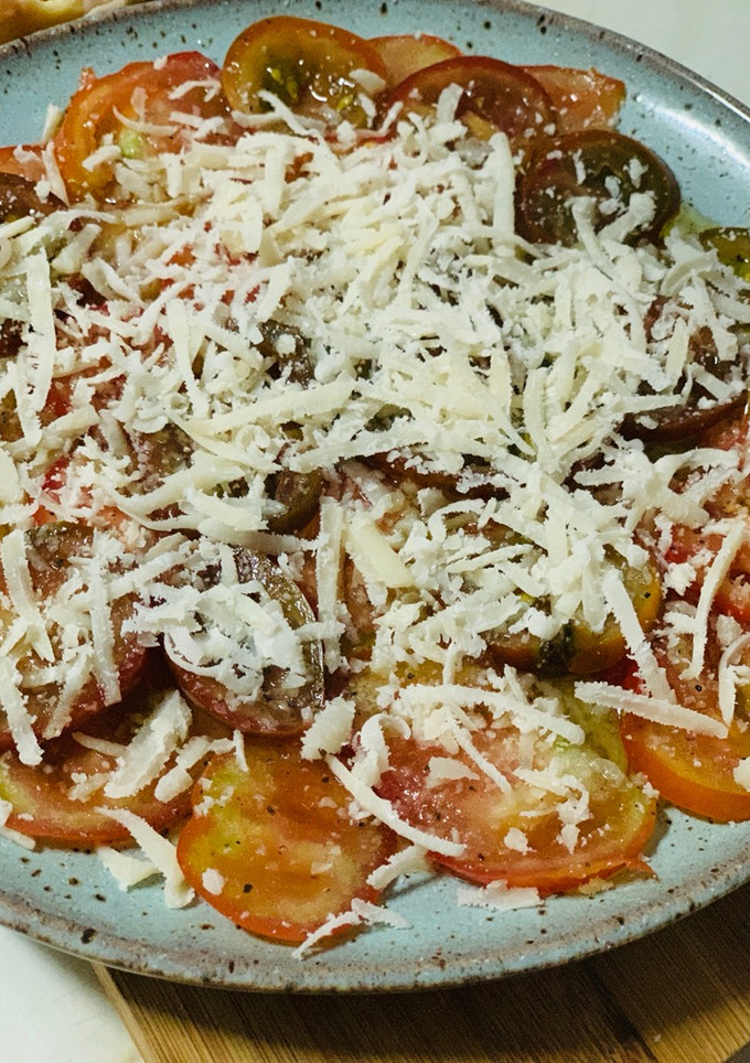 Una foto de Carpaccio de tomates variados y parmesano