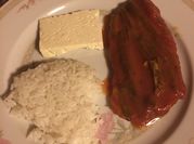 Una foto de ejotes con tomate y huevo