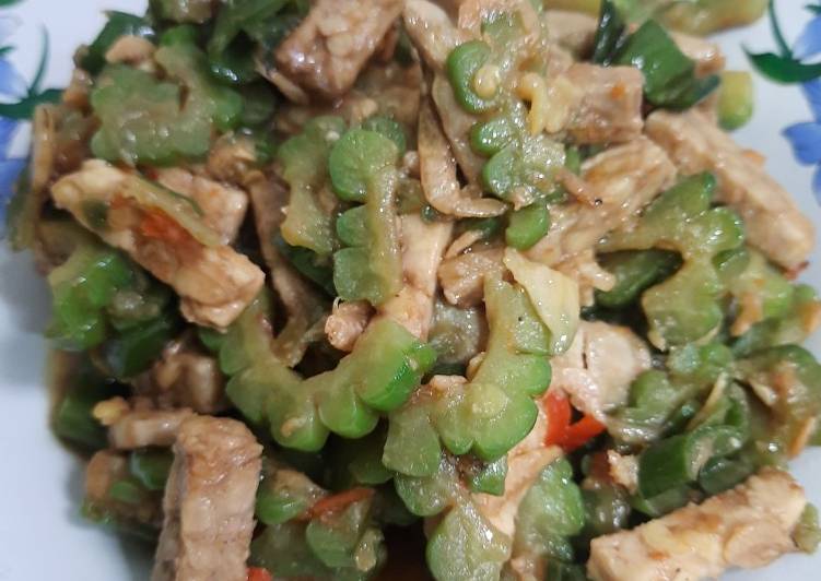 Tempe busuk campur pare